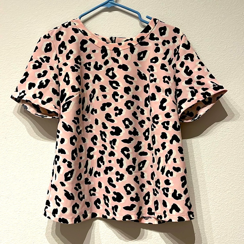 Light pink leopard print top, gently used, size M